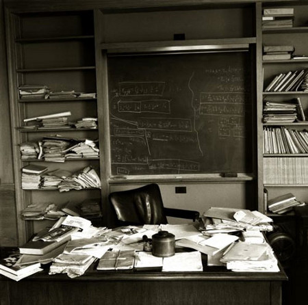 einsteins-desk_dayhedied