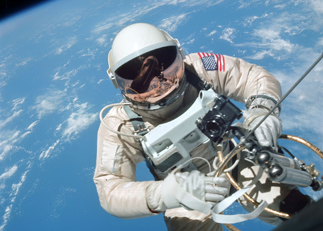 Astronaut in space suit earth behind him